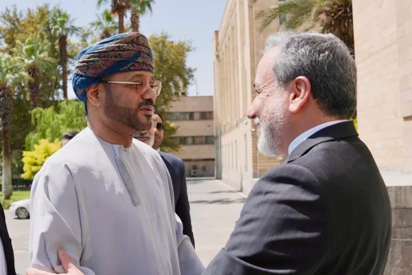 Ministro das Relações Exteriores de Omã, Badr bin Hamad Al Busaidi, e chanceler iraniano, Abbas Araghchi