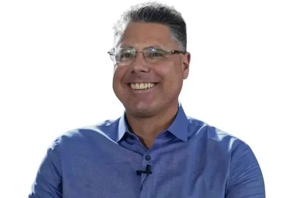 Imagem colorida de homem branco com camisa branca