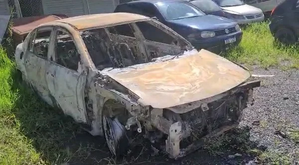 Carro carbonizado