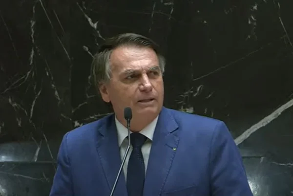Imagem colorida mostra o ex-presidente Jair Bolsonaro durante cerimônio que o concedeu título de cidadão honorário de Minas Gerais - Metrópoles