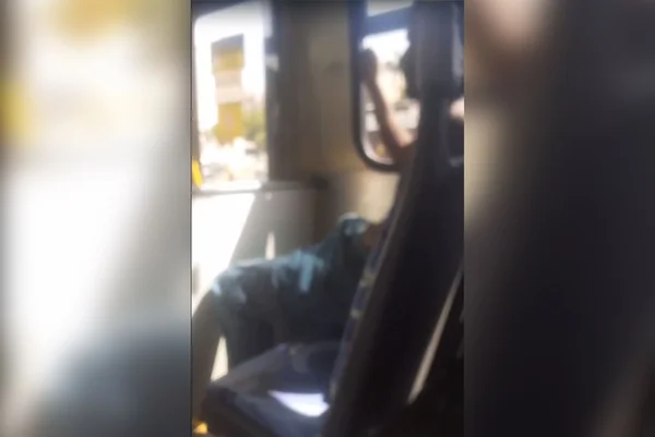 Imagem colorida de um homem sentado dentro de um ônibus - Metrópoles
