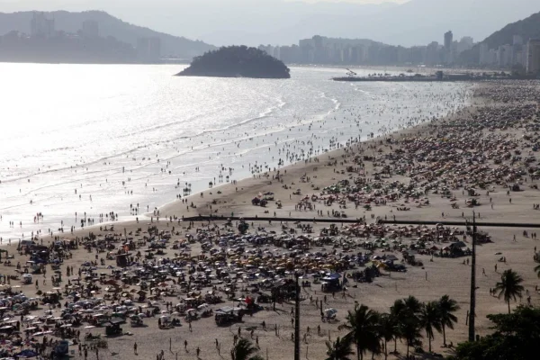 Imagem mostra praias de Santos - Metrópoles