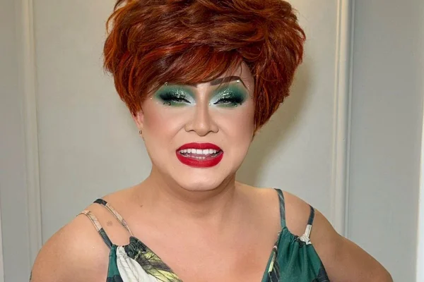 Nany People posa com maquiagem e look em verde - Metrópoles