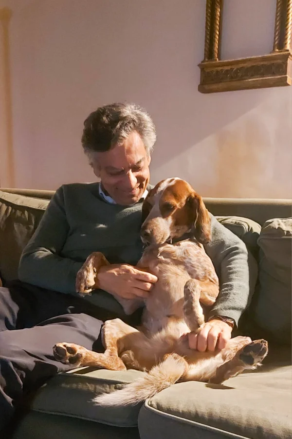 Diogo Mainardi com cachorro Metrópoles