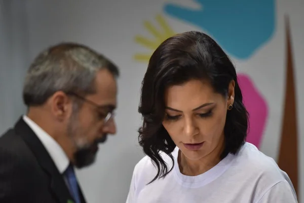 Com Michelle Bolsonaro, Weintraub defende educação de surdos e cegos