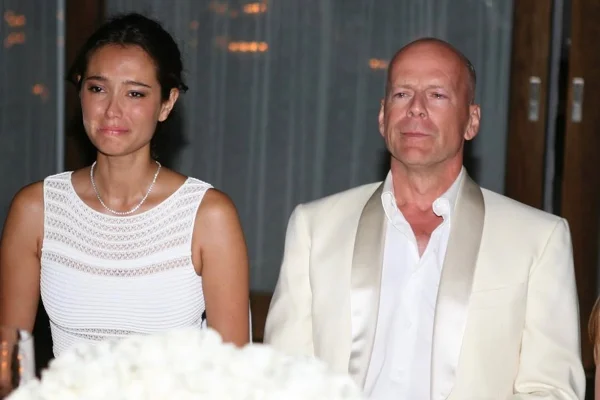 Esposa de Bruce Willis desabafa sobre a demência do ator: “Em luto” - destaque galeria Esposa de Bruce Willis desabafa sobre a demência do ator: “Em luto” - destaque galeria