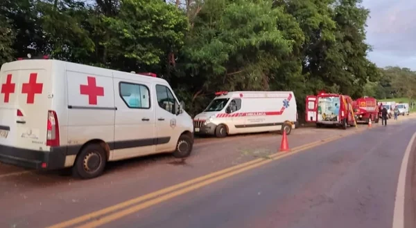 Acidente com ônibus da saúde deixa sete mortos e 13 feridos no Paraná