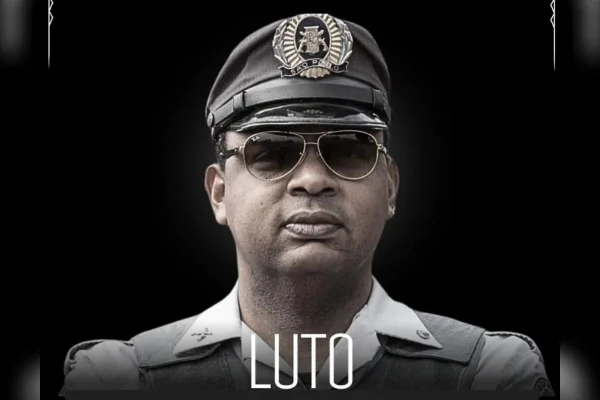 Imagem do cabo PM Julio Cesar Vieira de Castro. Ele é um homem negro, usa óculos escuros e veste uniforme da PM - Metrópoles