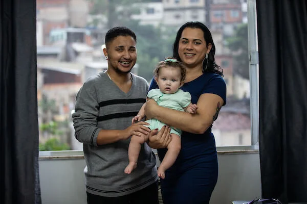 Contra o preconceito: casal trans retrata rotina com bebê em rede social