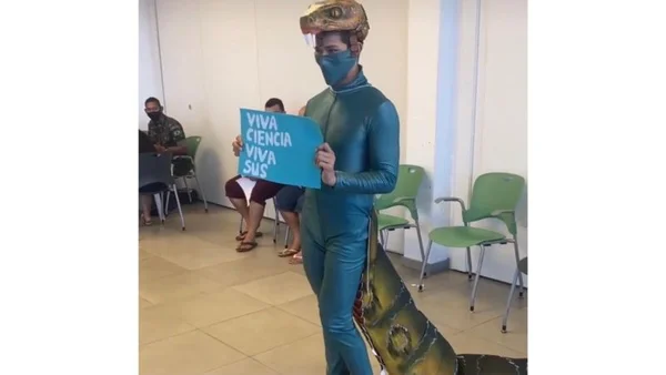 Klinger Rodrigues vestido de cobra