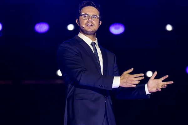 Deive Leonardo emociona com apresentação de drones em evento gospel - Metrópoles