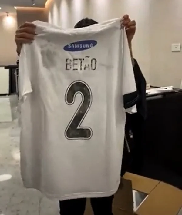 Tévez mostra coleção de camisas e surpreende zagueiro Betão, do Avaí