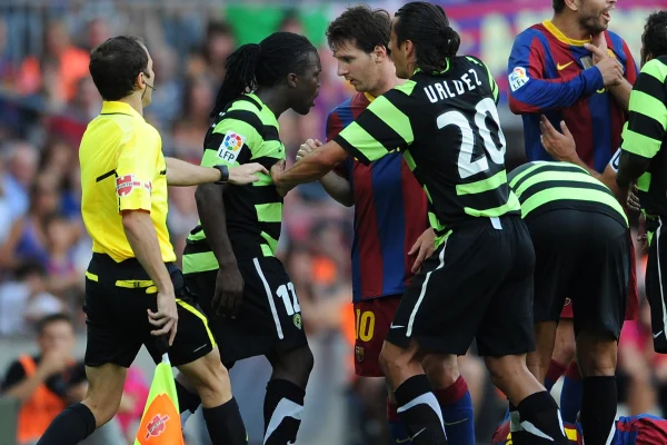 Foto colorida de Drenthe e Messi discutindo durante jogo do Campeonato Espanhol 2010-11 - Metrópoles