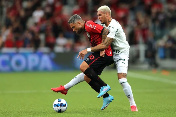 Marlos, do Athletico Paranaense, e Rafael Navarro, do Palmieras, disputam a bola durante jogo de ida da final da Recopa Sul-Americana