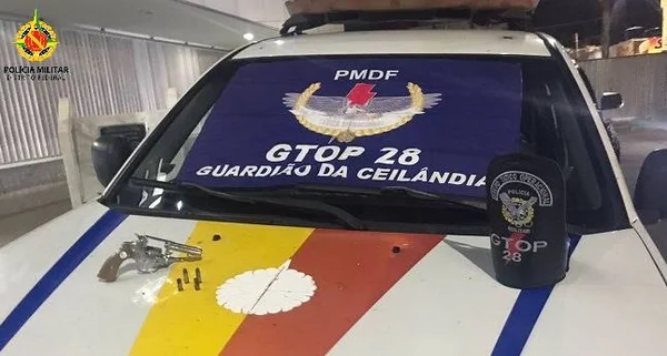 Arma apreendido sobre capô de veículo da PMDF