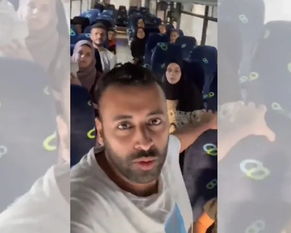 Imagem colorida mostra Hasan Rabee chega ao portão de Rafah com outros brasileiros para sair de Gaza - Metrópoles