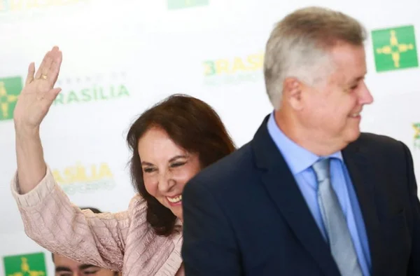 Rollemberg empossa Abadia e diz que vai ampliar espaço do PSDB no GDF