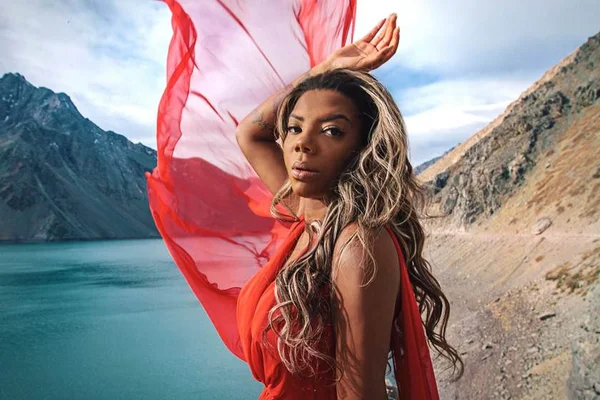 Cantora Ludmilla pede R$ 300 mil de indenização à Val Marchiori