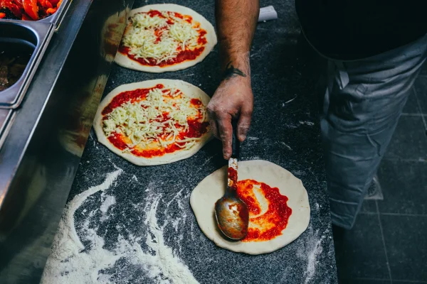 pizzas sendo preparadas