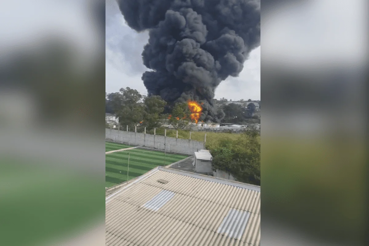Fábrica foi evacuada preventivamente após incêndio atingir tanques de solventes. Imagens mostram chamas intensas e muita fumaça preta Fábrica foi evacuada preventivamente após incêndio atingir tanques de solventes. Imagens mostram chamas intensas e muita fumaça preta