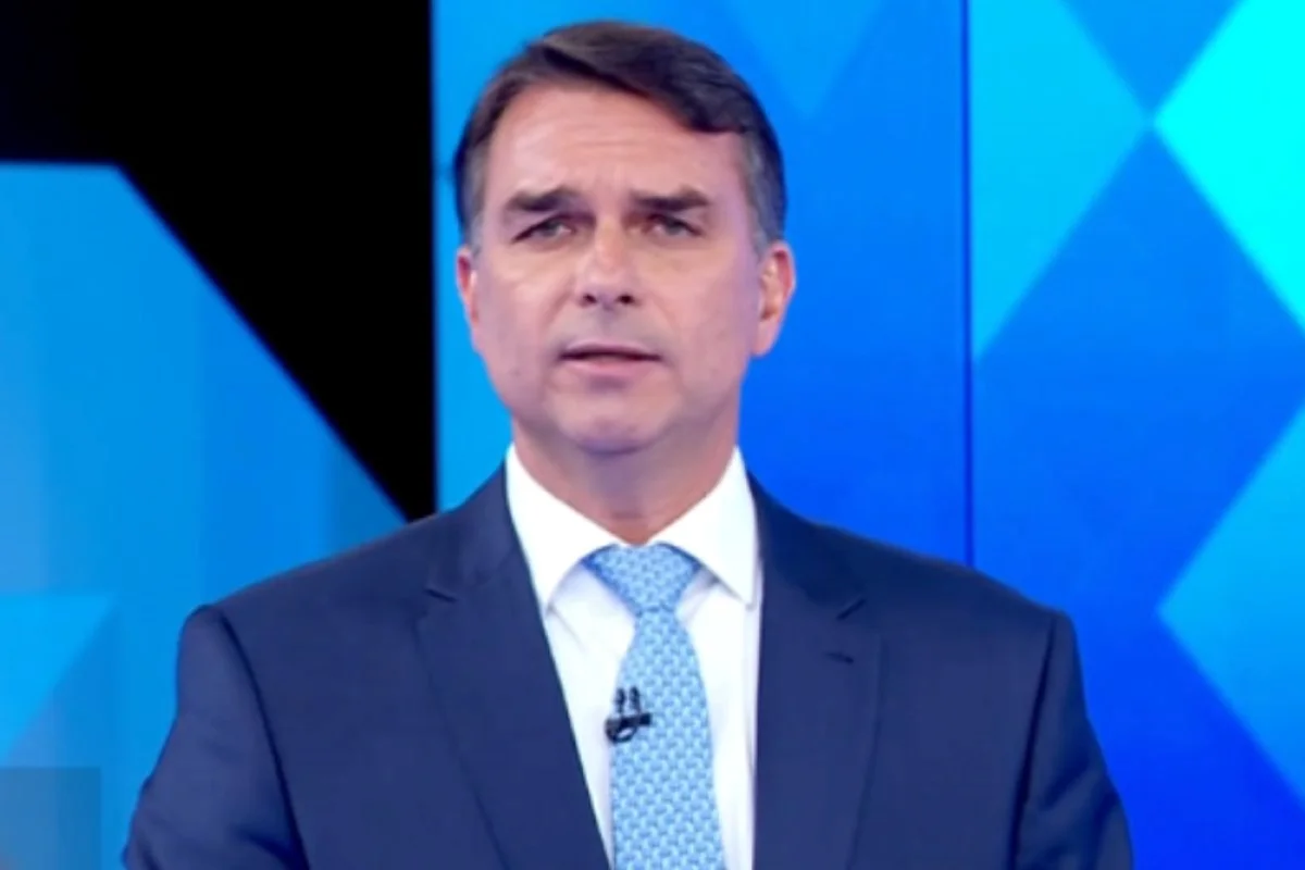 Flávio segue dica de Nikolas e propõe “Pai-Nosso” em fala final de debate - imagem 2 Flávio segue dica de Nikolas e propõe “Pai-Nosso” em fala final de debate - imagem 2