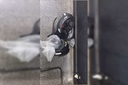 Capacete usado pelo preso suspeito do estupro