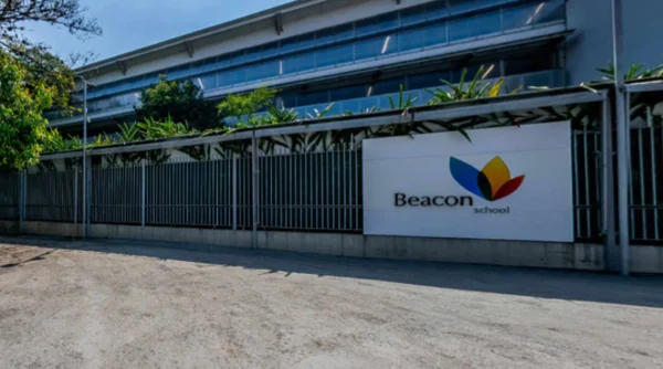 imagem colorida mostra fachada da beacon school