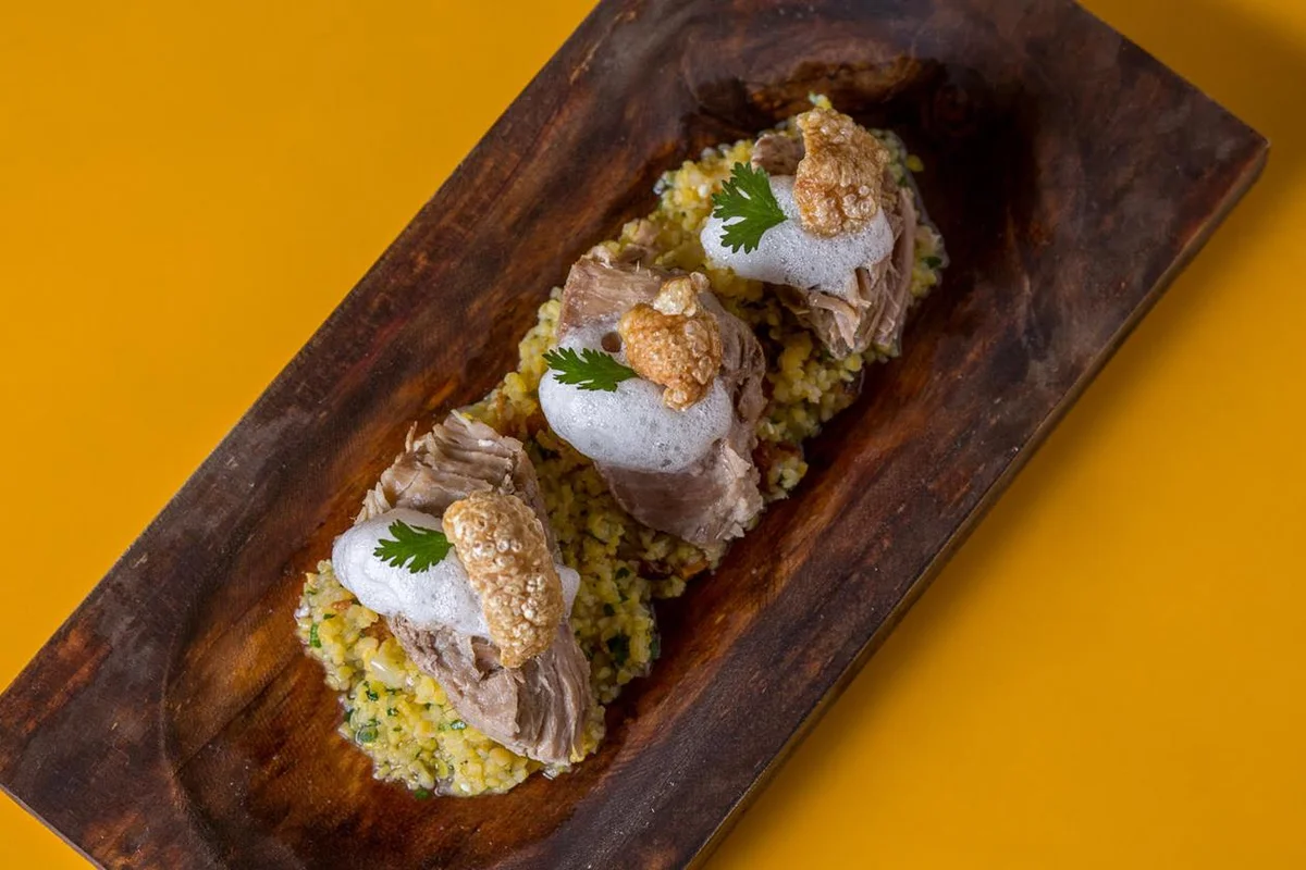 Loca como tu madre - Entrada: Linguiça fina de pernil com farofa panko crocante Prato principal: Pernil à Mineira (pernil acompanhado de canjiquinha mineira, pururuca e ar de limão) Valor: R$ 49,00. Horário de funcionamento: almoço - segunda a sábado de 12h às 15h. Domingo - de 12h às 16h; Jantar - segunda de 18h às 22h30, terça a quinta das 18h às 23h30. Sexta e Sábado de 18h à 0h30. Endereço: SHCS CL 306 - Bloco C - Loja 36 - Asa Sul Loca como tu madre - Entrada: Linguiça fina de pernil com farofa panko crocante Prato principal: Pernil à Mineira (pernil acompanhado de canjiquinha mineira, pururuca e ar de limão) Valor: R$ 49,00. Horário de funcionamento: almoço - segunda a sábado de 12h às 15h. Domingo - de 12h às 16h; Jantar - segunda de 18h às 22h30, terça a quinta das 18h às 23h30. Sexta e Sábado de 18h à 0h30. Endereço: SHCS CL 306 - Bloco C - Loja 36 - Asa Sul