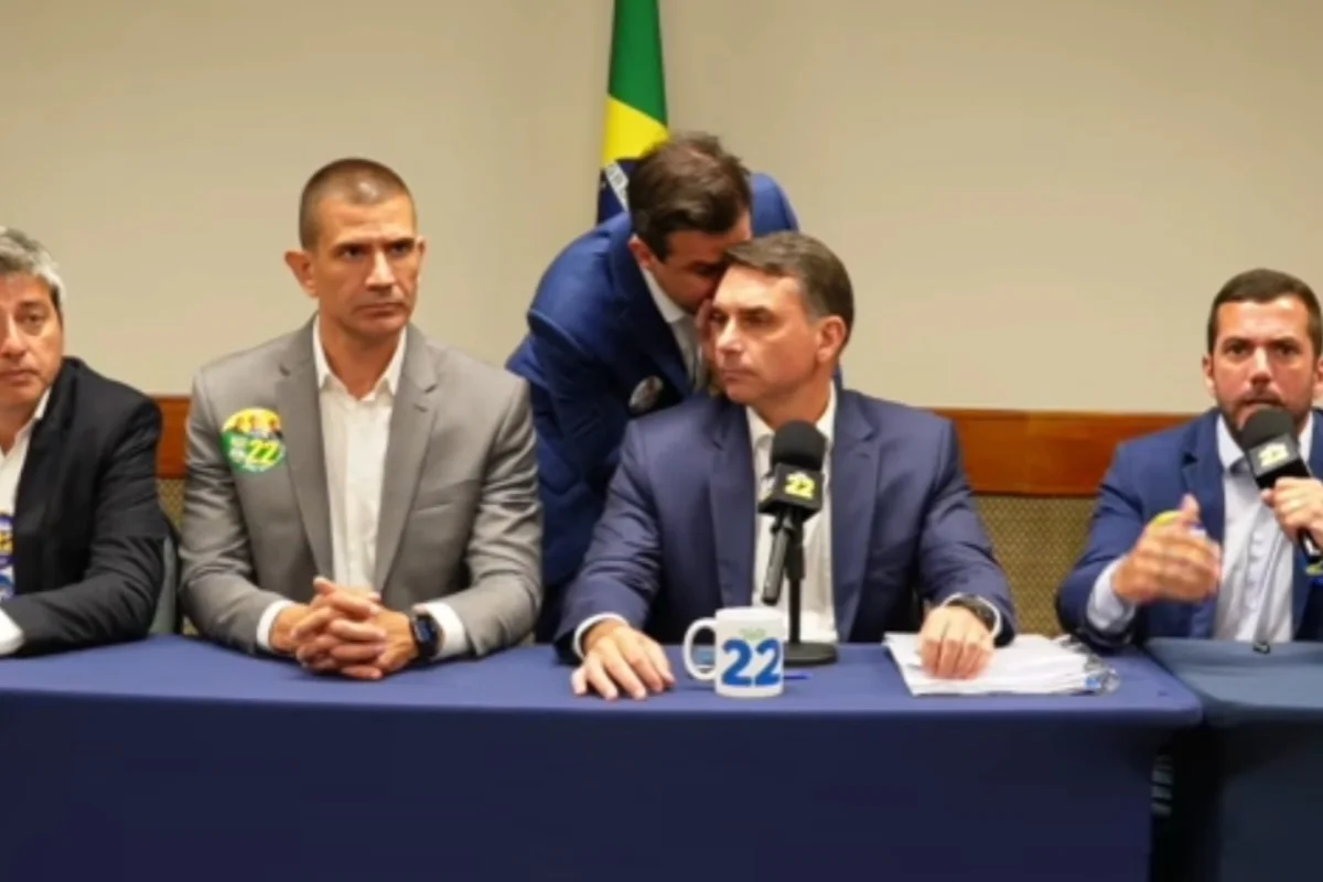 Flávio Bolsonaro durante live transmitida pelo canal TV Celular Flávio Bolsonaro, no YouTube, nesta quinta-feira (1º/10), depois de desistir do debate da TV Globo Flávio Bolsonaro durante live transmitida pelo canal TV Celular Flávio Bolsonaro, no YouTube, nesta quinta-feira (1º/10), depois de desistir do debate da TV Globo