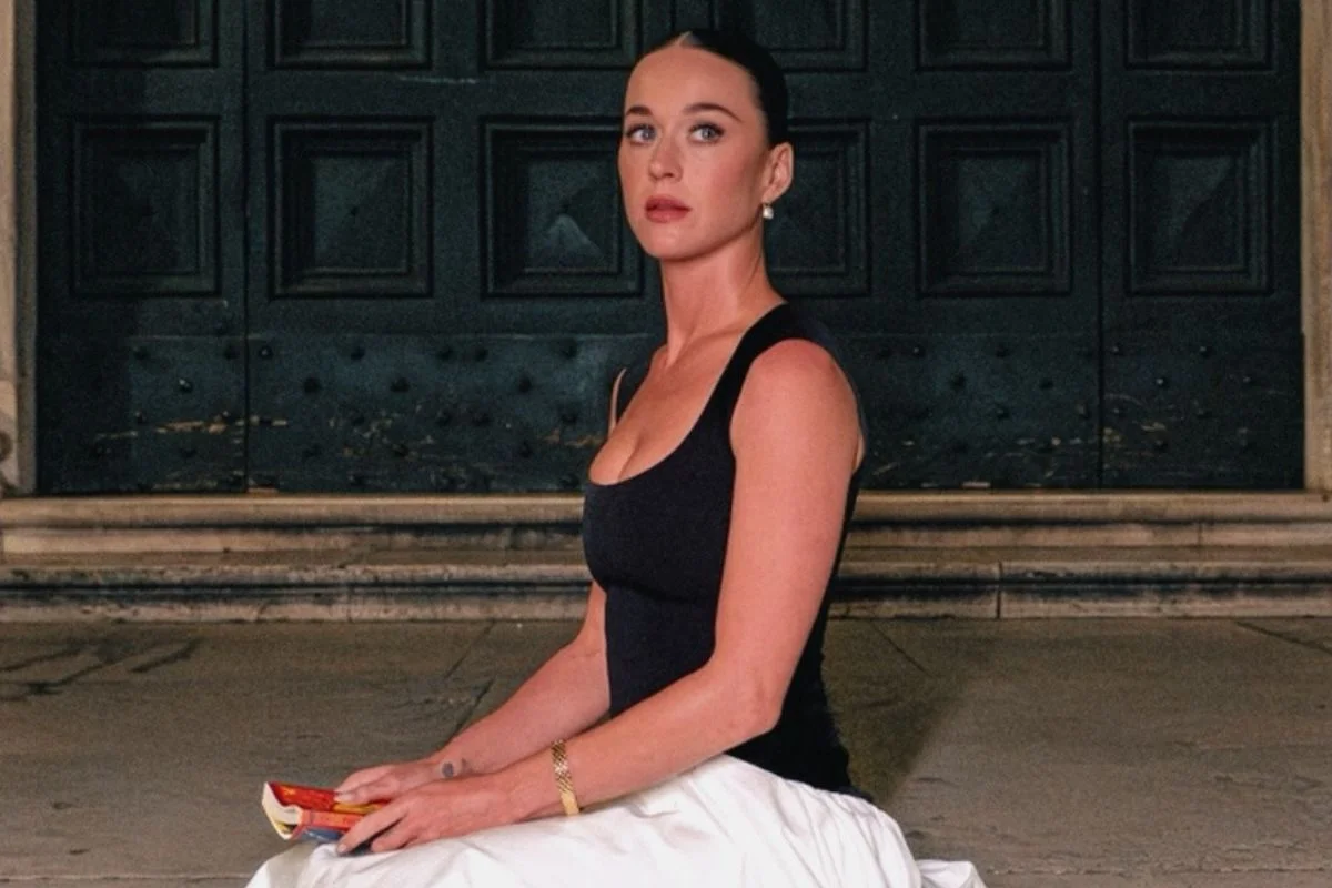 Katy Perry é fotografada com livro brasileiro Katy Perry é fotografada com livro brasileiro