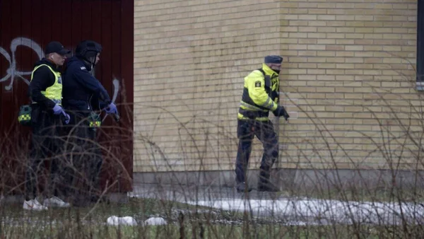 imagem colorida policia chega escola atacada suecia