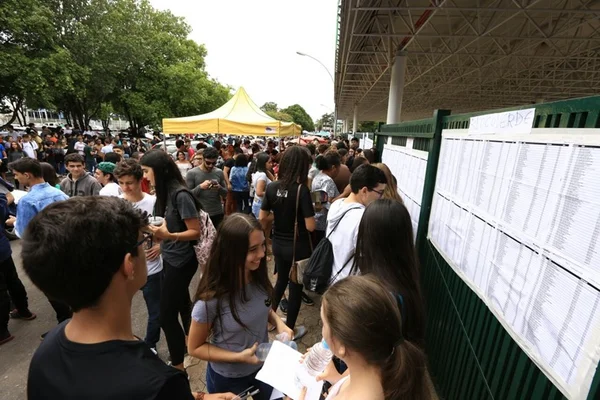 PAS: estudantes chegam antes para evitar “show dos atrasados”