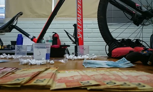 Polícia prende criminosos que roubaram residência na Península dos Ministros. Um deles foi jardineiro da casa