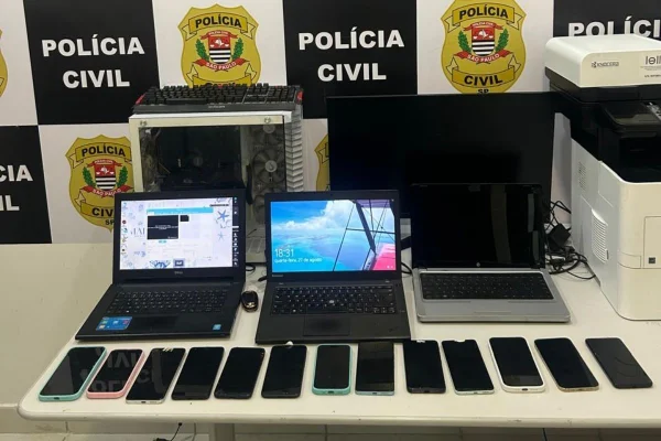 Imagem colorida mostra equipamentos utilizados para dar golpes apreendidos pela polícia. Metrópoles