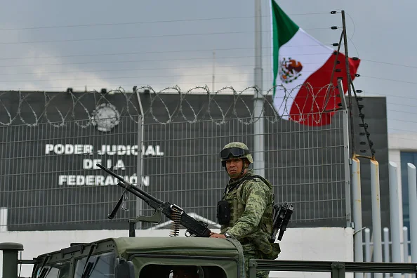 homem com arma fazendo segurança de prisão no méxico