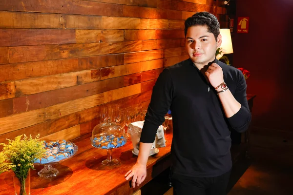 Jantar de aniversário de Matheus Varonil - Metrópoles
