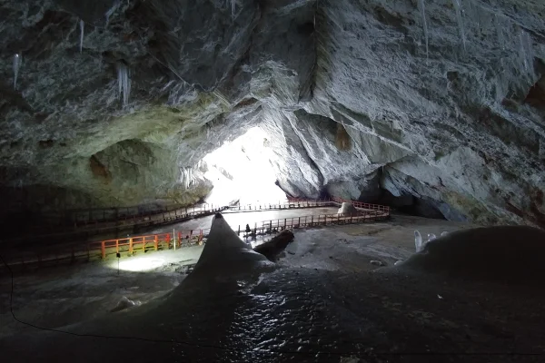 Imagem colorida mostra caverna de gelo de Scarisoara, na Romênia - Metrópoles