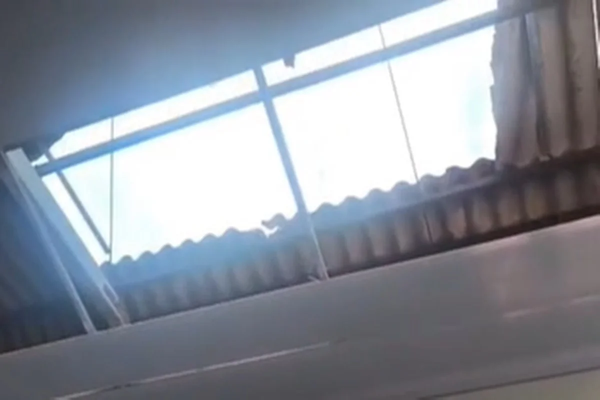 Parte de telhado de escola no Paranoá desaba em cima de sala de aula