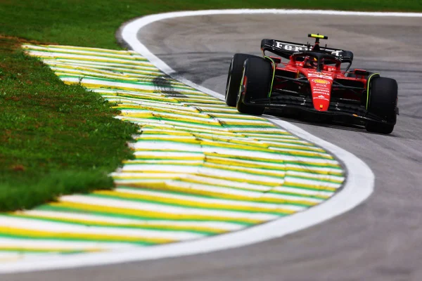 Imagem colorida do carro da Ferrari no GP do Brasil - Metrópoles