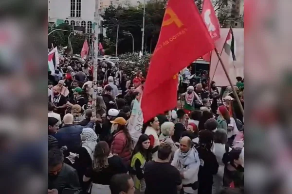 imagem colorida mostra grupo fazendo protesto no centro de sp