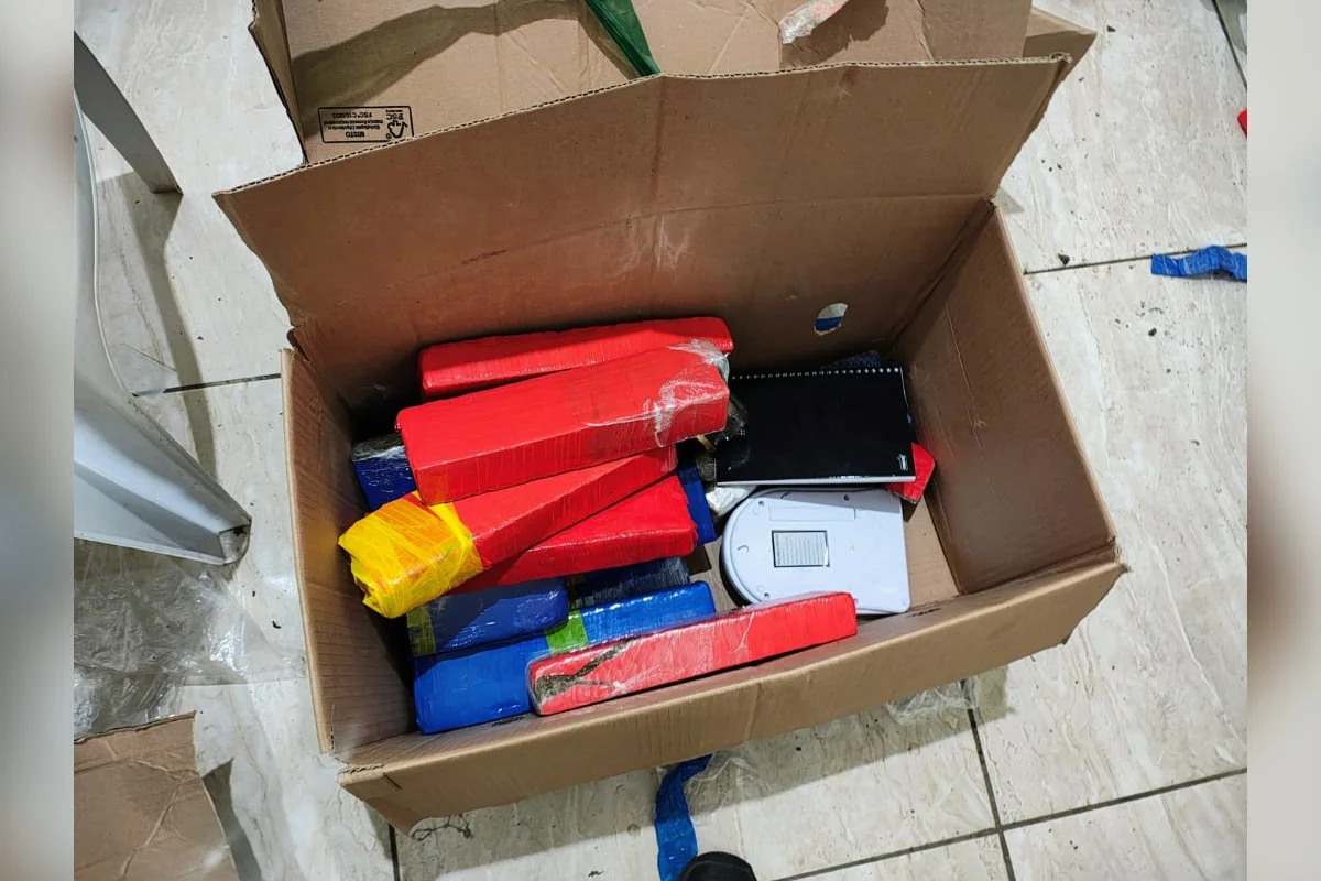 Um homem foi preso durante a ação e quase 20 tabletes de maconha apreendidos. Um homem foi preso durante a ação e quase 20 tabletes de maconha apreendidos.