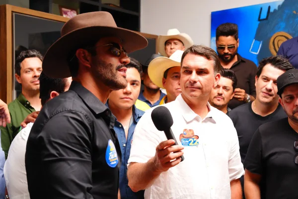 Gusttavo Lima pede a Flávio para manter ações sociais: “Próximo presidente”