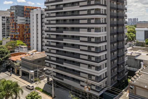 imagem colorida mostra fachada de prédio residencial