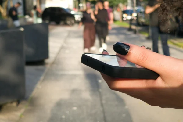 Imagem mostra celular na rua em São Paulo - Metrópoles