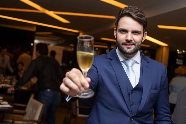 Lançamento da Sparkling Wine Fair agita restaurante Nikkei