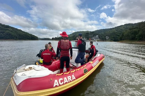 Imagem colorida, equipe do corpo de bombeiros fazendo buscas em rio - Metrópoles