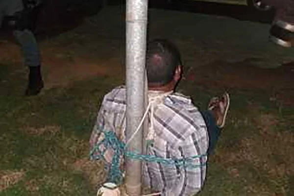 Homem é preso e amarrado em poste