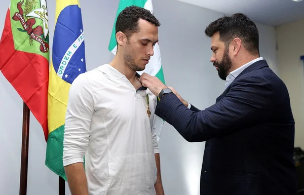 Chapecoense faz homenagem a vítimas um ano após tragédia de avião