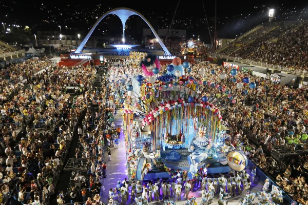 Imagem colorida do desfile da Unidos de Vila Isabel no Carnaval 2026 - Metrópoles