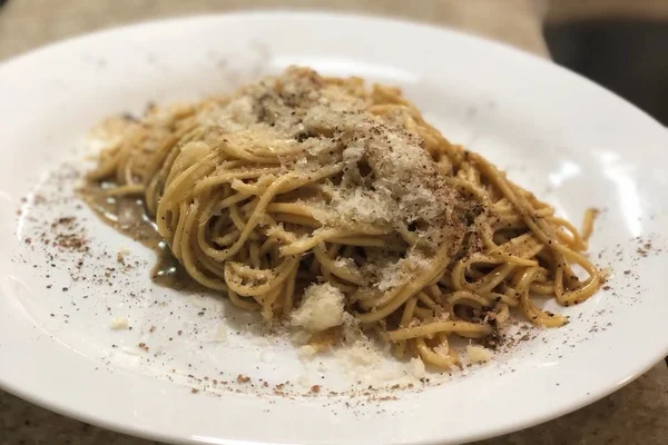 Cozinha de Solteiro: Cacio e Pepe, o molho de três ingredientes